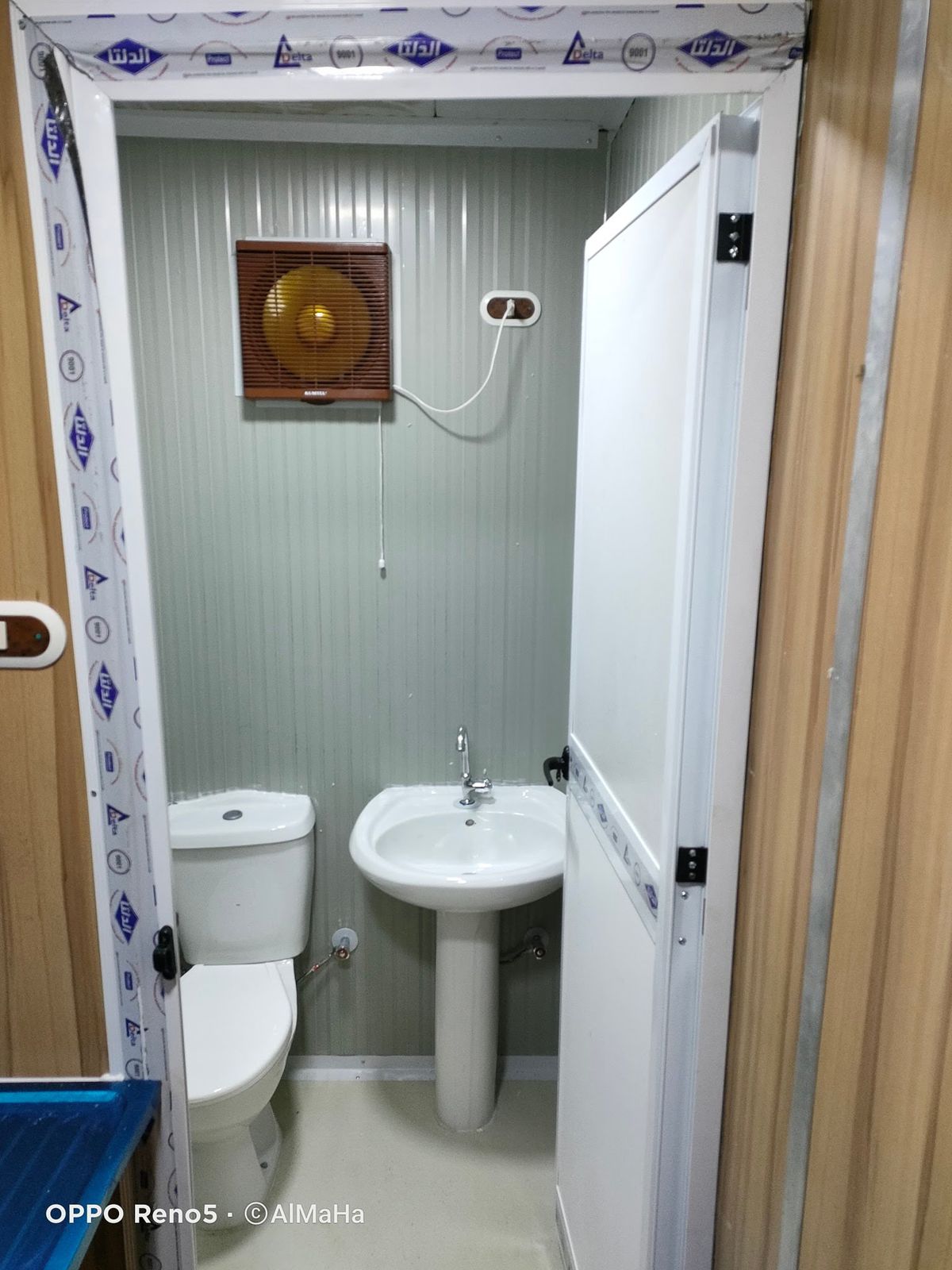 حمام داخل كرفان فيه تواليت وحوض وسخان مياه وشفاط