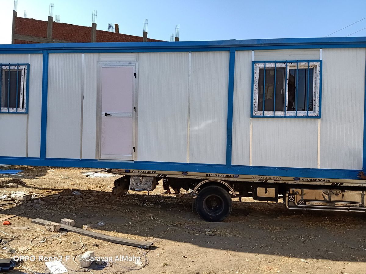 كرفان ساندوتش بانل بباب ونافذة بحماية حديد محمّل على سيارة نقل