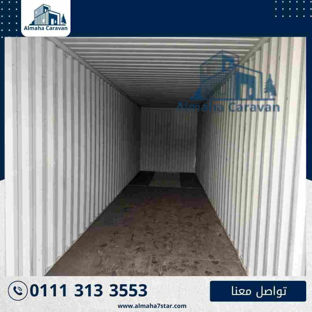 داخل حاوية شحن مستعملة فارغة بجدران مموجة بيضاء وأرضية خشبية