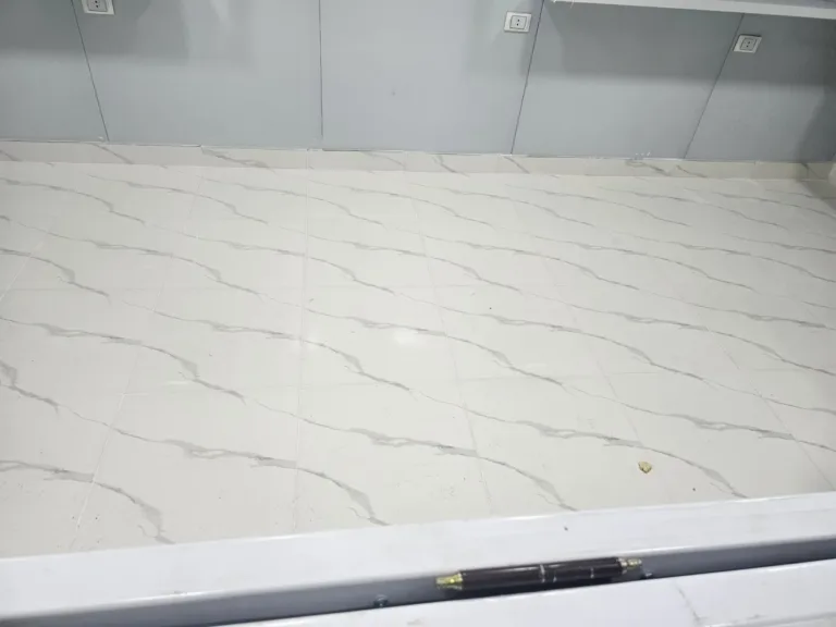 أرضية بورسلين رخامي داخل كرفان ومقابس كهرباء على الحائط