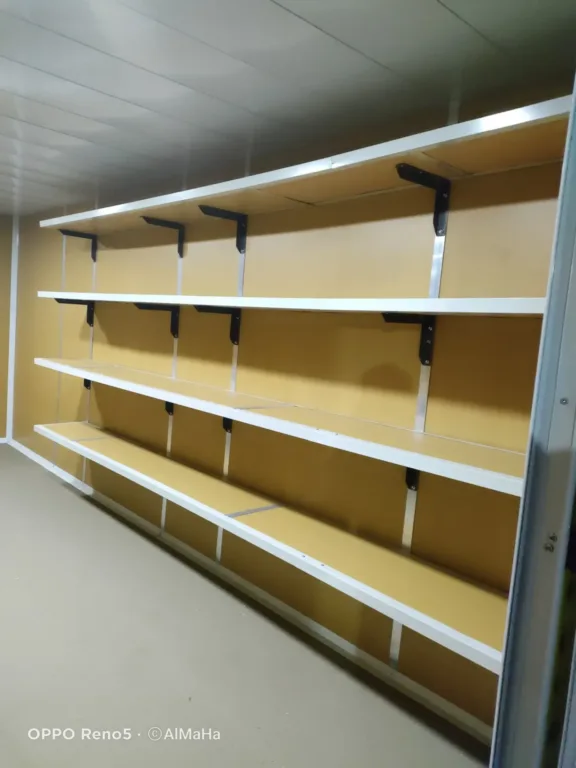 أرفف محل داخل كرفان بأربعة مستويات للعرض