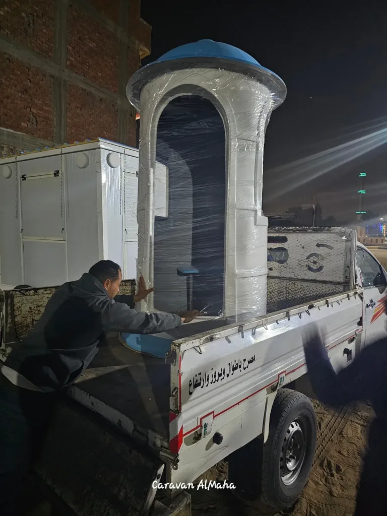 تحميل كشك حراسة فيبر جلاس دائري أبيض بقبة زرقاء على عربية نقل