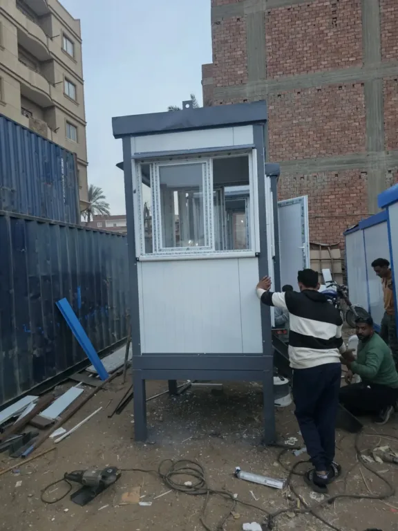 تركيب كشك حراسة بنافذة كبيرة في موقع العميل