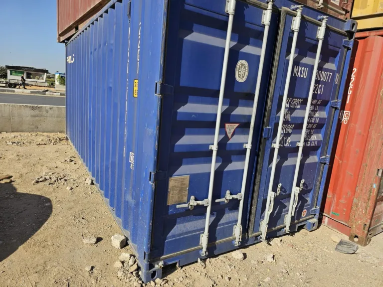 حاوية 20 قدم زرقاء مستعملة بحالة جيدة وأبوابها مقفولة في ساحة المها