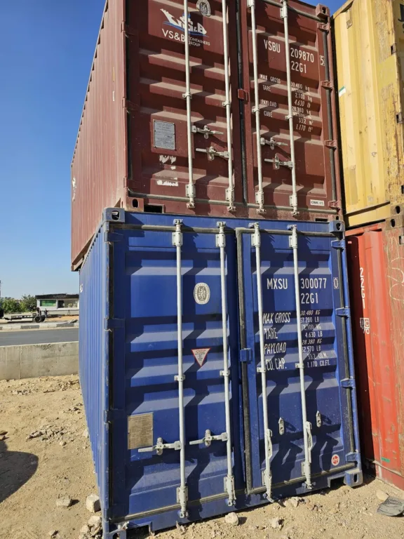 حاويتان 20 قدم مستعملتان تظهر عليهما لوحات الوزن: الفارغ 2,100 كجم والحمولة 28,380 كجم والسعة 33.2 م³