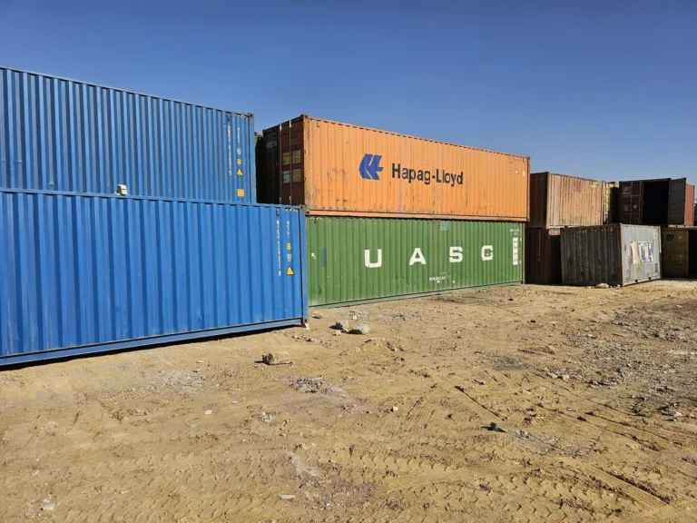 حاويات 40 قدم مستعملة من خطوط Hapag-Lloyd وUASC وحاويات زرقاء في ساحة المها