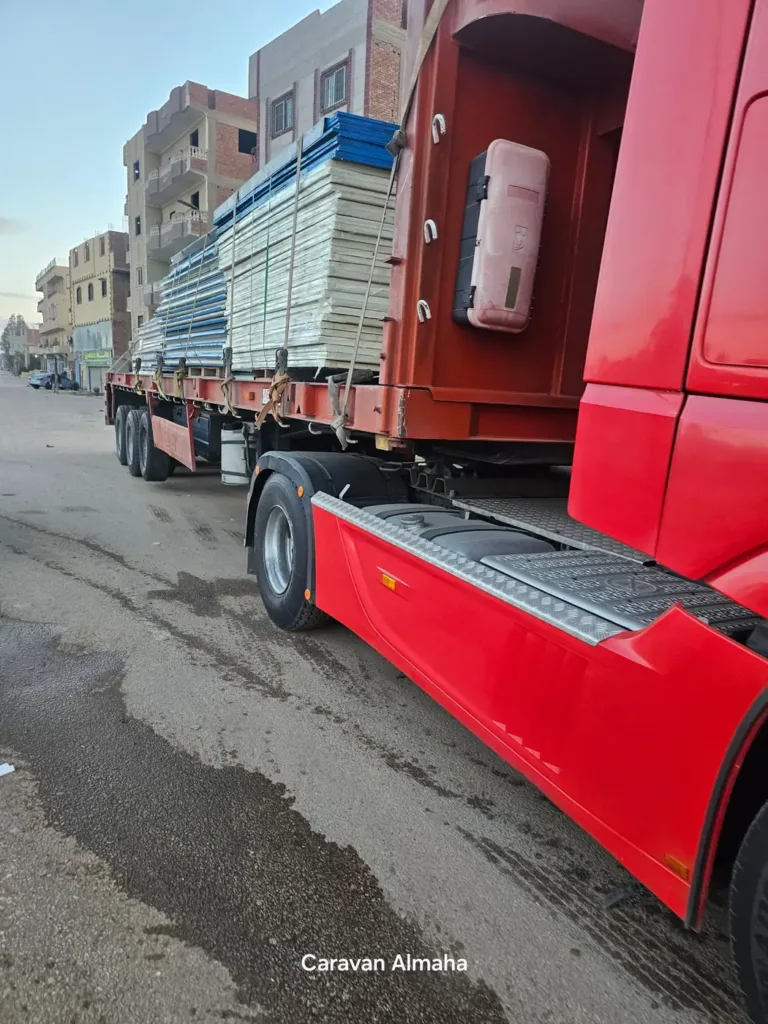 شحنة ألواح ساندوتش بانل مربوطة على تريلا نقل ثقيل