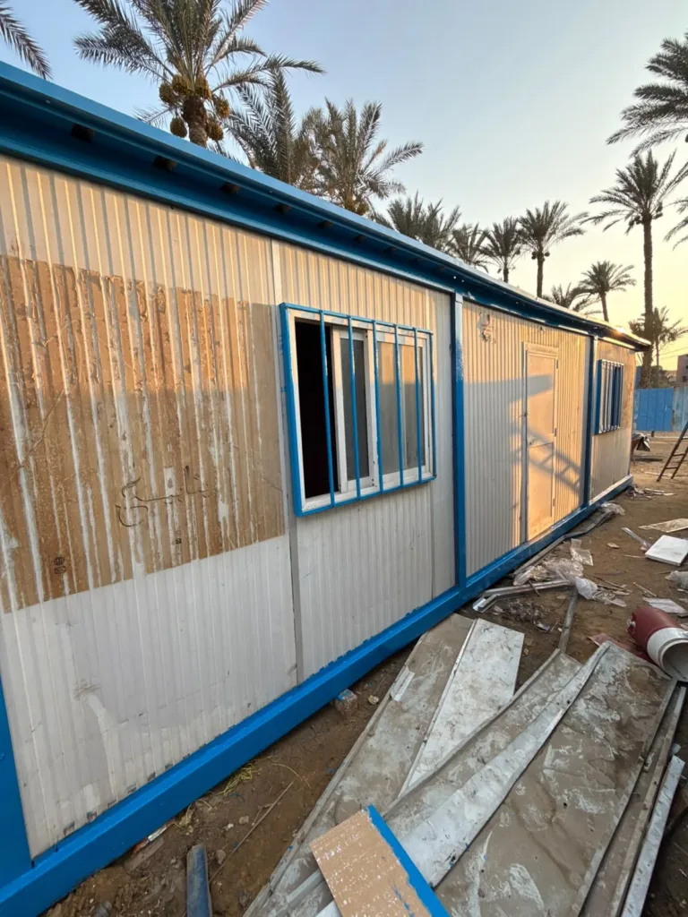 كرفان مستعمل بإطار أزرق قبل التجديد تظهر آثار الاستخدام على الألواح الخارجية