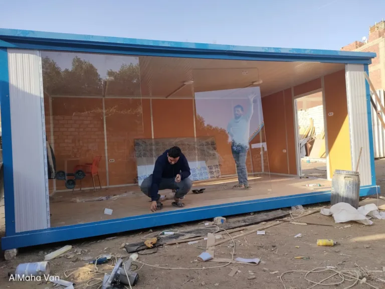 كرفان معرض بواجهة زجاج سكريت أثناء التركيب