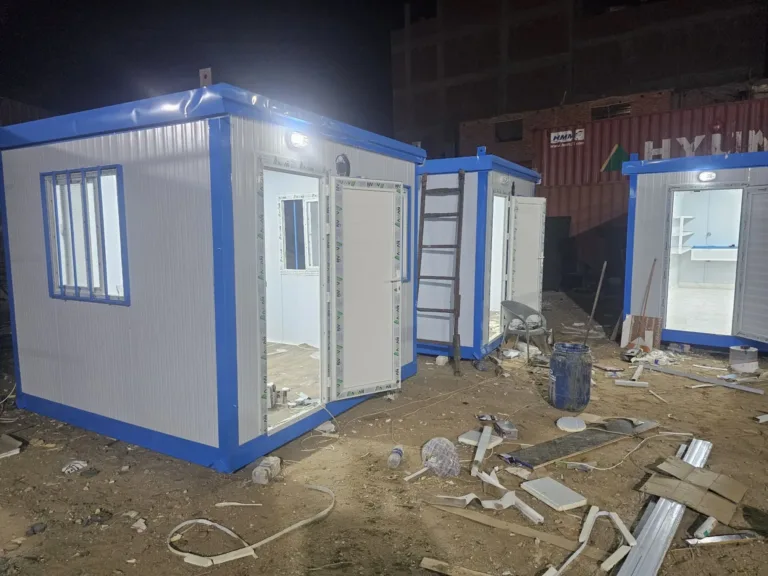 كرفانات وأكشاك جاهزة في ساحة مصنع المها ليلاً