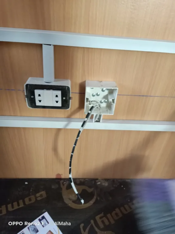 مقبس كهرباء وعلبة داتا مثبتان على جدار كرفان